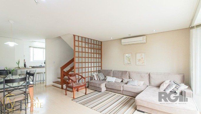 Casa à venda com 3 quartos, 157m², 1 suíte, 4 vagas, Rua Doutor Ernesto Ludwig no bairro Chácara das Pedras em Porto Alegre