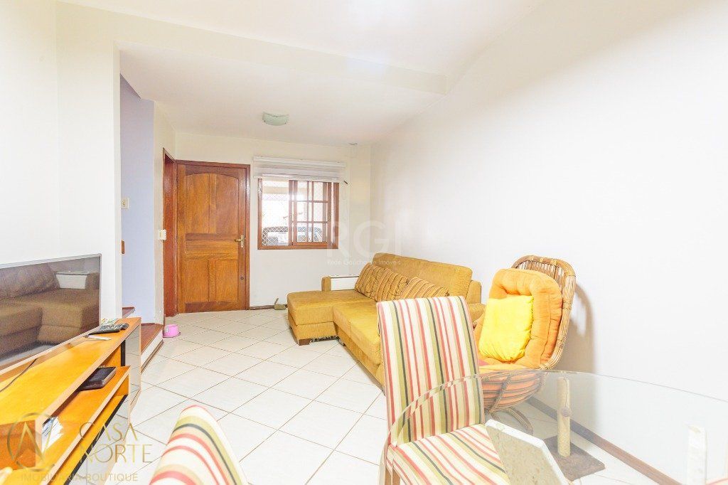 Casa de Condomínio à venda com 3 quartos, 160m², 1 suíte, 2 vagas, Rua Irmao Augusto Duflot no bairro Serraria em Porto Alegre