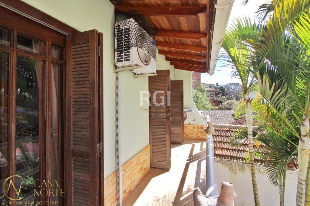 Casa à venda com 5 quartos, 260m², 2 suítes, 4 vagas, Rua Professor Carvalho Freitas no bairro Teresópolis em Porto Alegre