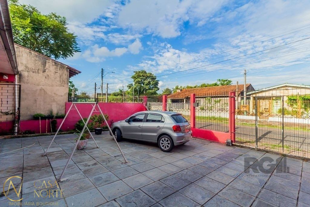 Casa à venda com 2 quartos, 91m², 4 vagas, Rua Edmundo Arthur Lamb no bairro Rubem Berta em Porto Alegre