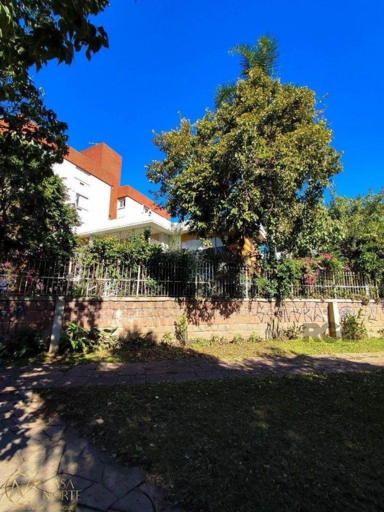 Casa à venda com 4 quartos, 290m², 1 suíte, 4 vagas, Avenida Benno Mentz no bairro Vila Ipiranga em Porto Alegre