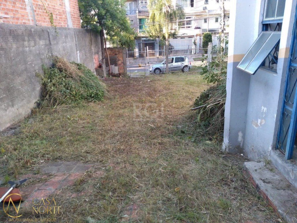Terreno à venda  com 429m², Rua Miracema no bairro Chácara das Pedras em Porto Alegre
