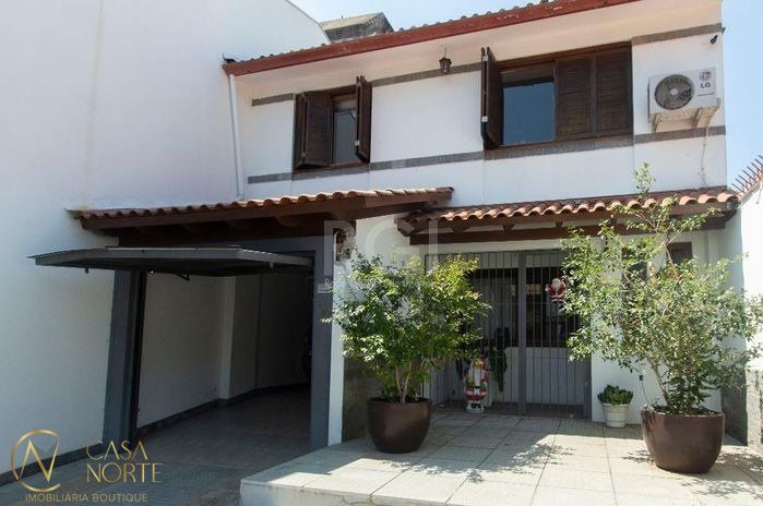 Casa à venda com 3 quartos, 240m², 1 suíte, 3 vagas, Rua Augusto Attilio Giordani no bairro São Sebastião em Porto Alegre