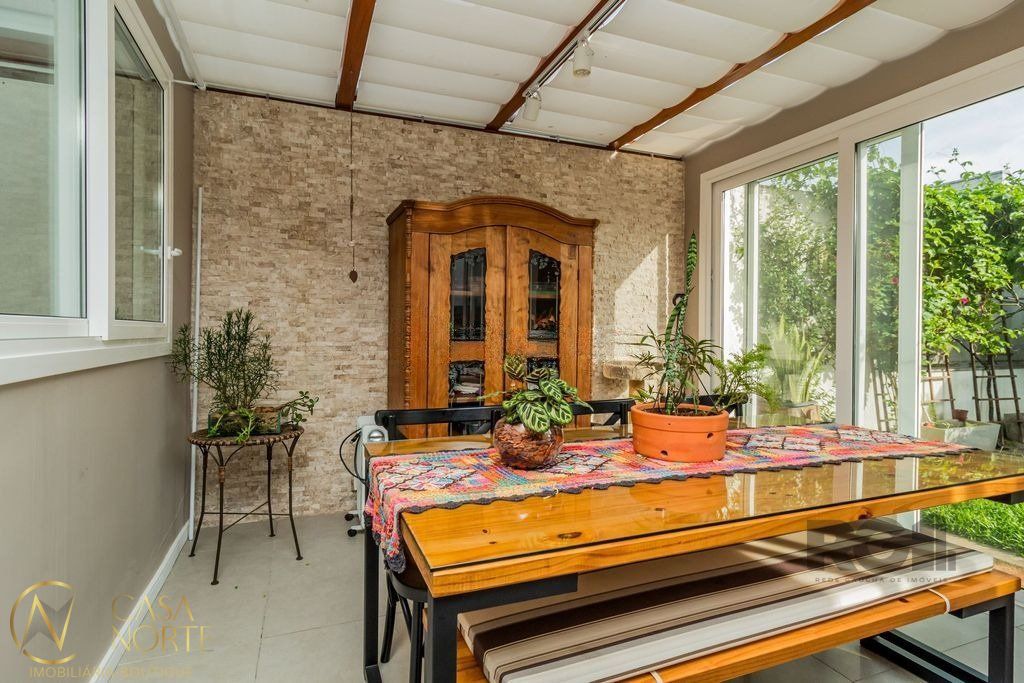 Casa de Condomínio à venda com 3 quartos, 221m², 3 suítes, 2 vagas, Avenida Clemenciano Barnasque no bairro Teresópolis em Porto Alegre