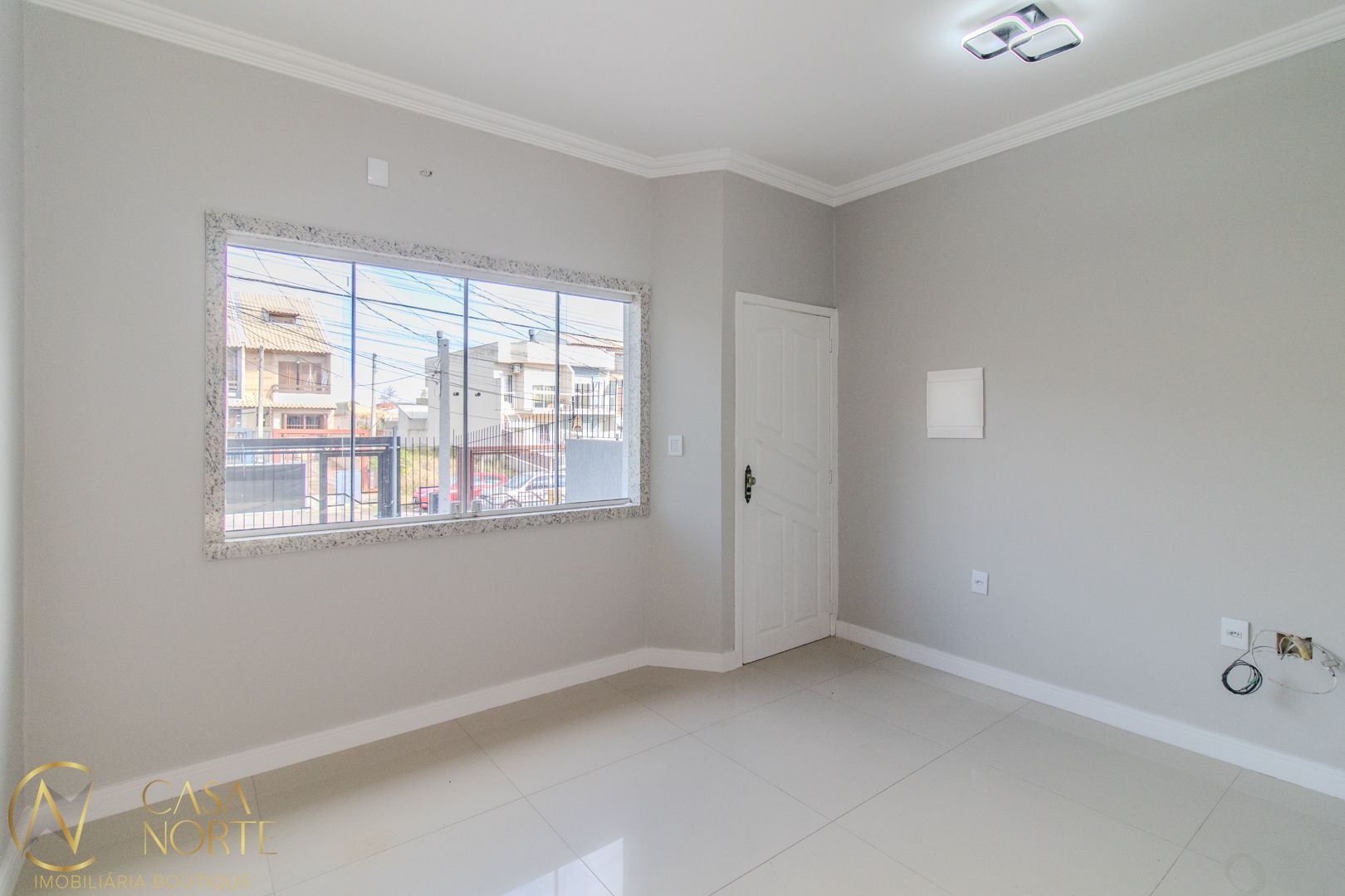 Casa à venda com 2 quartos, 113m², 2 suítes, 1 vaga, Rua Heitor Kramer no bairro Guarujá em Porto Alegre