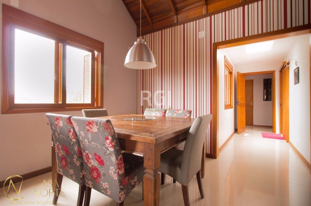 Casa à venda com 4 quartos, 188m², 1 suíte, 2 vagas, Dos Hibiscos no bairro Santa Tereza em Porto Alegre