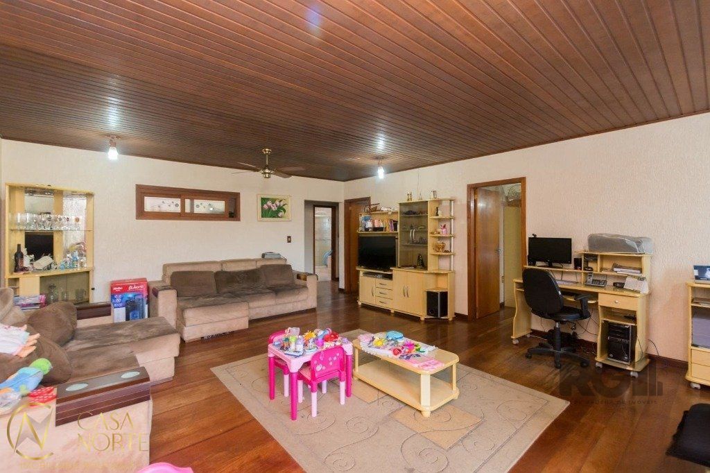 Casa à venda com 4 quartos, 265m², 2 suítes, 3 vagas, Rua Adroaldo Novo Correa no bairro Cavalhada em Porto Alegre