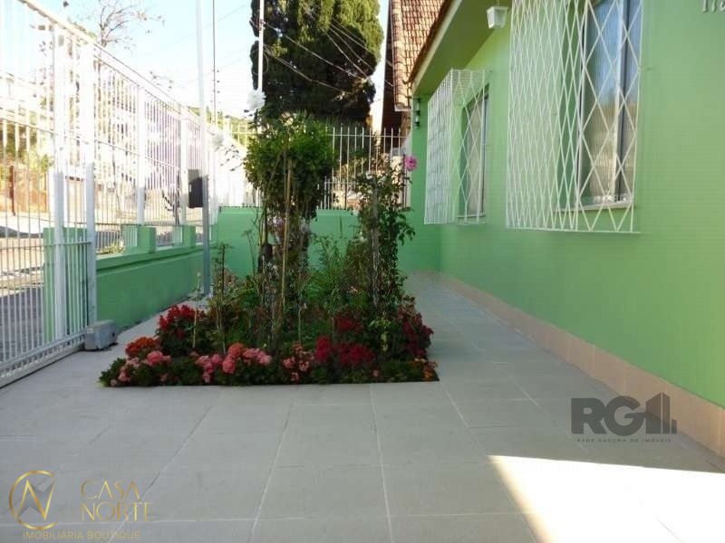 Casa à venda com 3 quartos, 150m², 4 vagas, Rua Doutor Francisco de Sa Brito no bairro Partenon em Porto Alegre