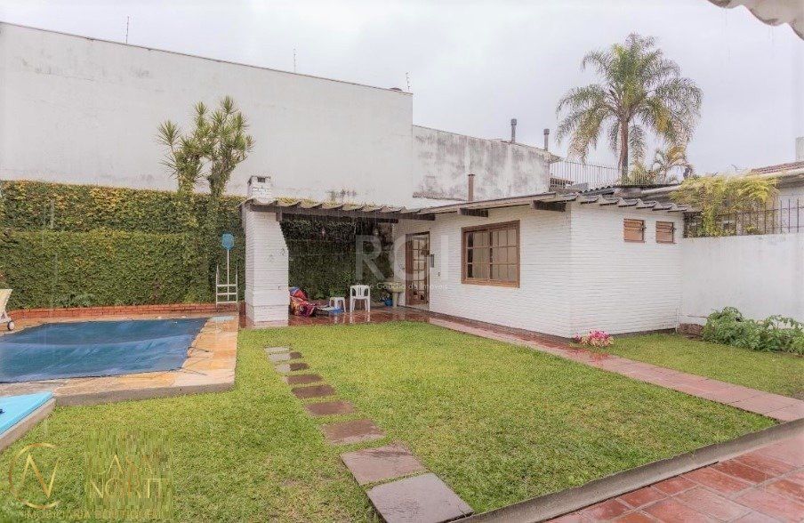 Casa à venda com 4 quartos, 327m², 1 suíte, 3 vagas, Rua João Paetzel no bairro Chácara das Pedras em Porto Alegre