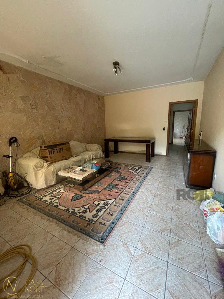 Casa à venda com 3 quartos, 330m², 6 vagas, Rua Doutor Ernesto Ludwig no bairro Chácara das Pedras em Porto Alegre