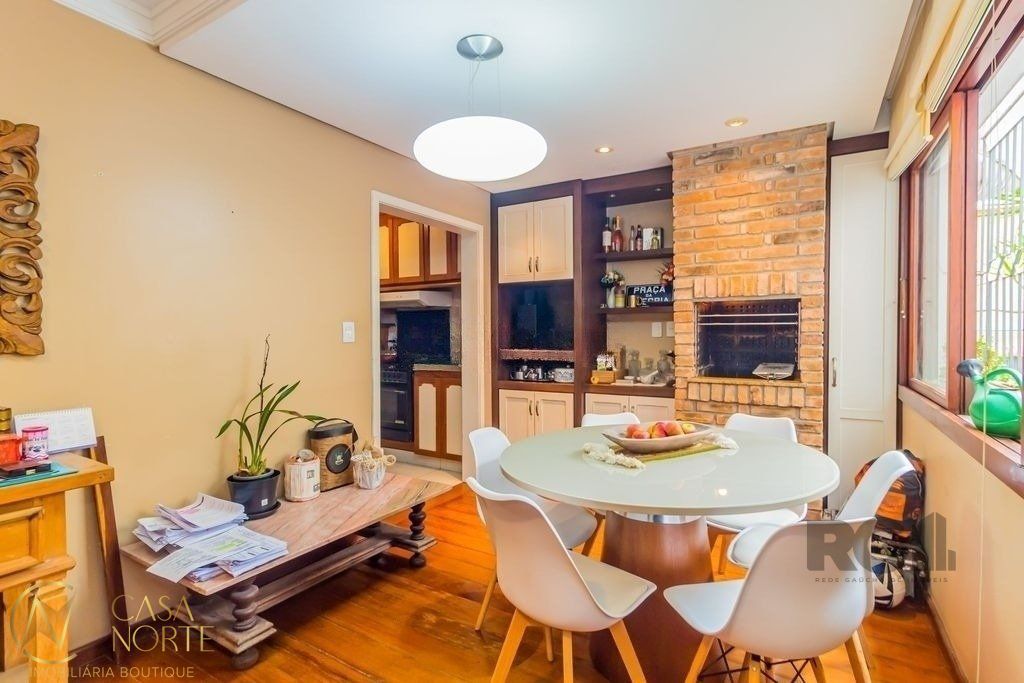Apartamento à venda com 3 quartos, 110m², 1 suíte, 2 vagas, Rua Amelia Teles no bairro Petrópolis em Porto Alegre