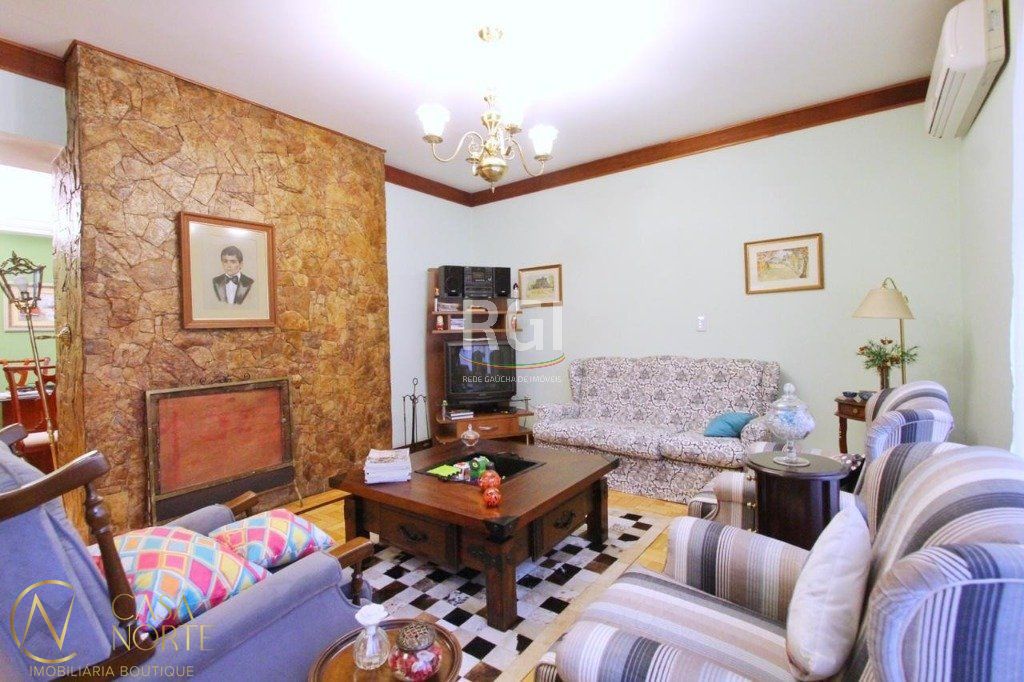 Casa à venda com 3 quartos, 250m², 1 vaga, Travessa Marechal Bormann no bairro Teresópolis em Porto Alegre