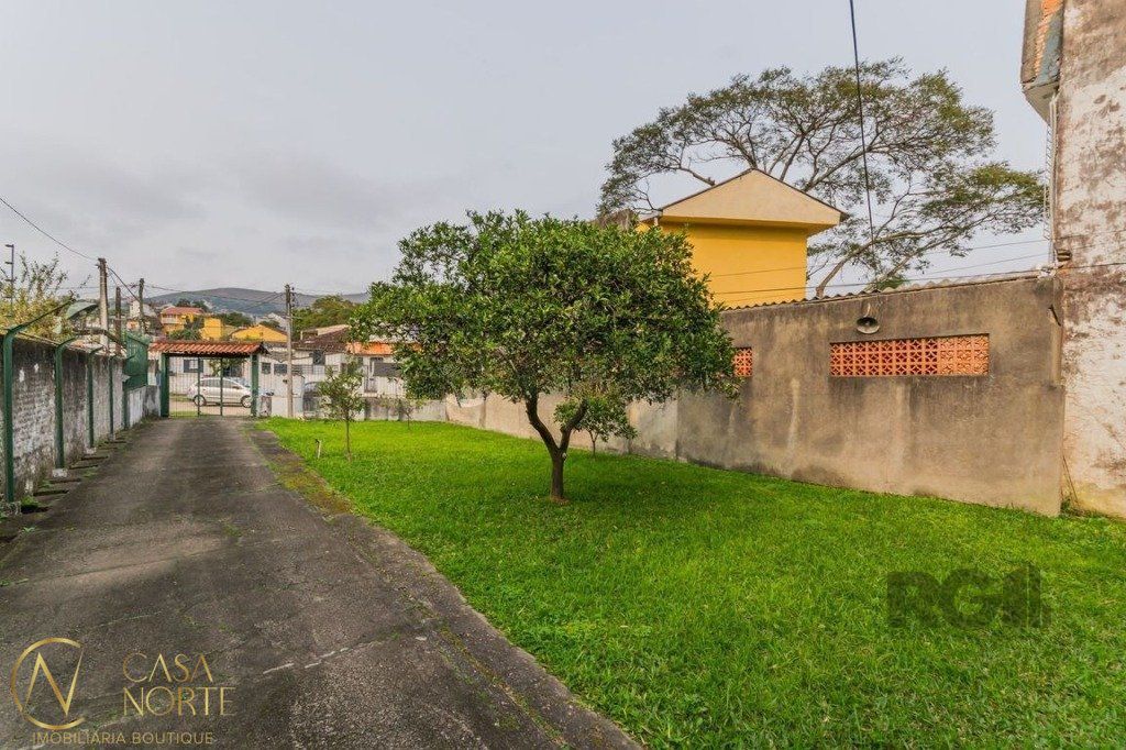 Casa à venda com 2 quartos, 102m², 1 suíte, 3 vagas, Avenida Valado no bairro Vila João Pessoa em Porto Alegre