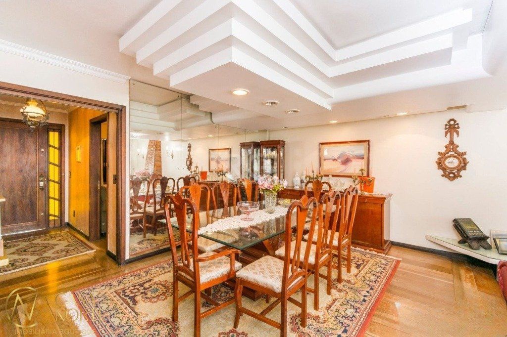 Casa à venda com 4 quartos, 333m², 1 suíte, 4 vagas, Rua Geraldo Souza Moreira no bairro Passo da Areia em Porto Alegre