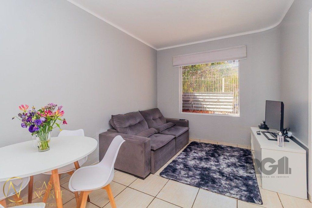 Casa à venda com 2 quartos, 99m², 2 vagas, Rua São Carlos no bairro Floresta em Porto Alegre