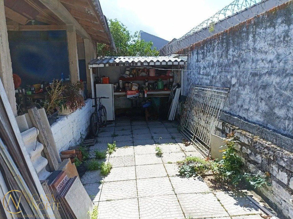 Casa à venda com 3 quartos, 197m², 1 suíte, 3 vagas, Rua Lauro Rodrigues no bairro Costa e Silva em Porto Alegre