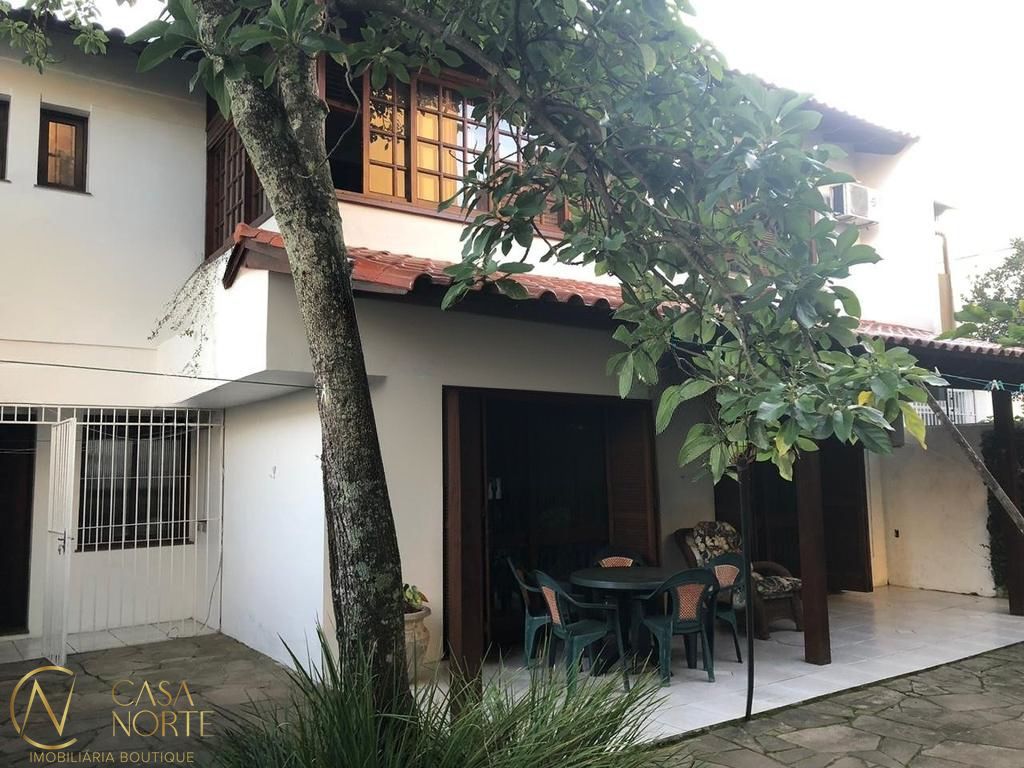 Casa à venda com 3 quartos, 308m², 3 suítes, 3 vagas, Rua Professor Abílio Azambuja no bairro Jardim do Salso em Porto Alegre