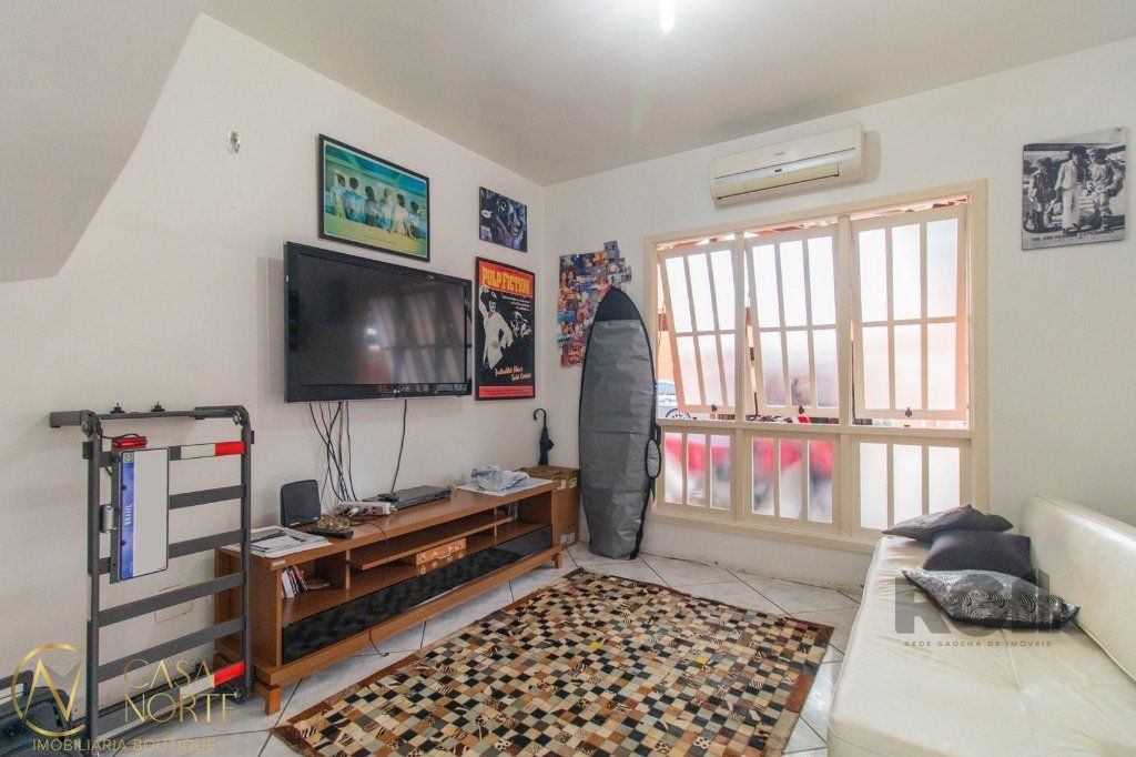 Casa de Condomínio à venda com 3 quartos, 140m², 2 suítes, 2 vagas, Rua Sepé Tiaraju no bairro Teresópolis em Porto Alegre