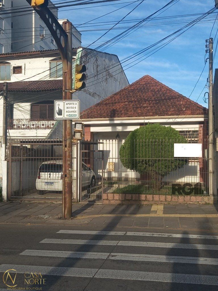 Casa à venda com 4 quartos, 362m², 1 vaga, Avenida Teresópolis no bairro Teresópolis em Porto Alegre