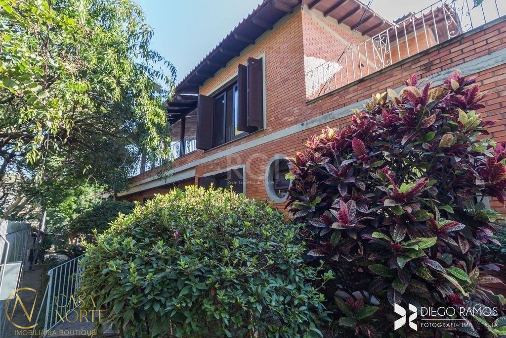 Casa à venda com 4 quartos, 347m², 2 suítes, 5 vagas, Rua Fonseca Guimaraes no bairro Medianeira em Porto Alegre