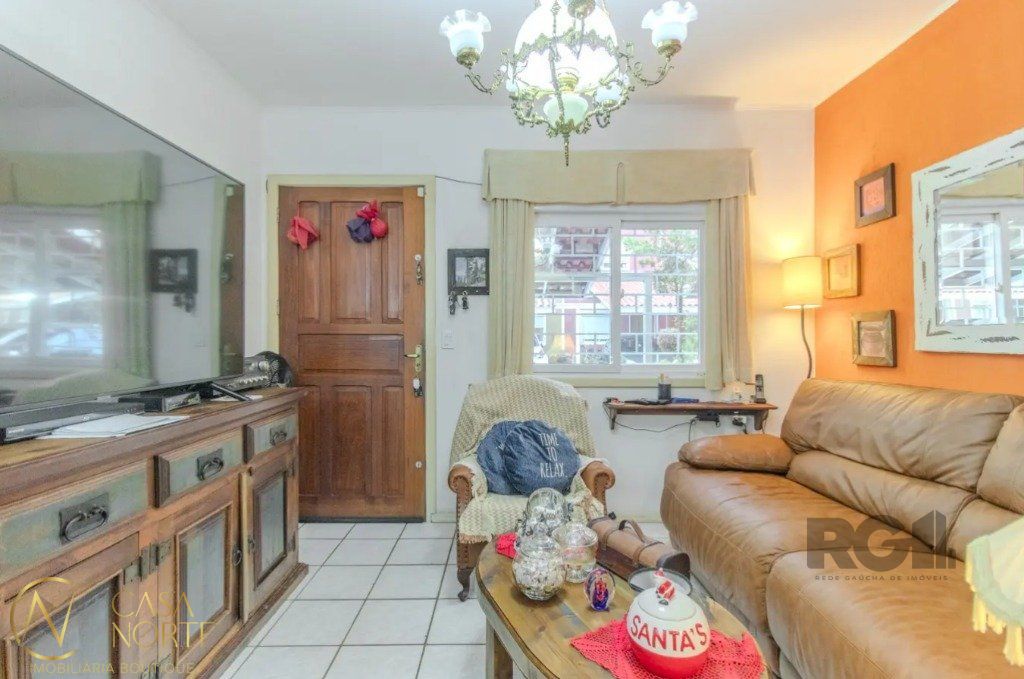 Casa de Condomínio à venda com 3 quartos, 91m², 1 suíte, 2 vagas, Rua Afonso Arinos no bairro Camaquã em Porto Alegre