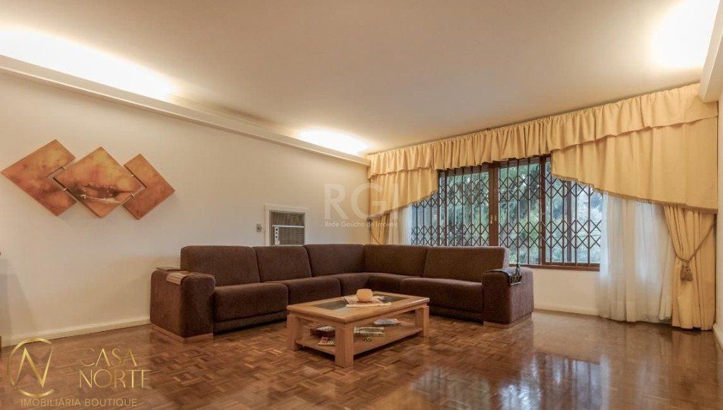 Casa à venda com 4 quartos, 327m², 1 suíte, 3 vagas, Rua João Paetzel no bairro Chácara das Pedras em Porto Alegre