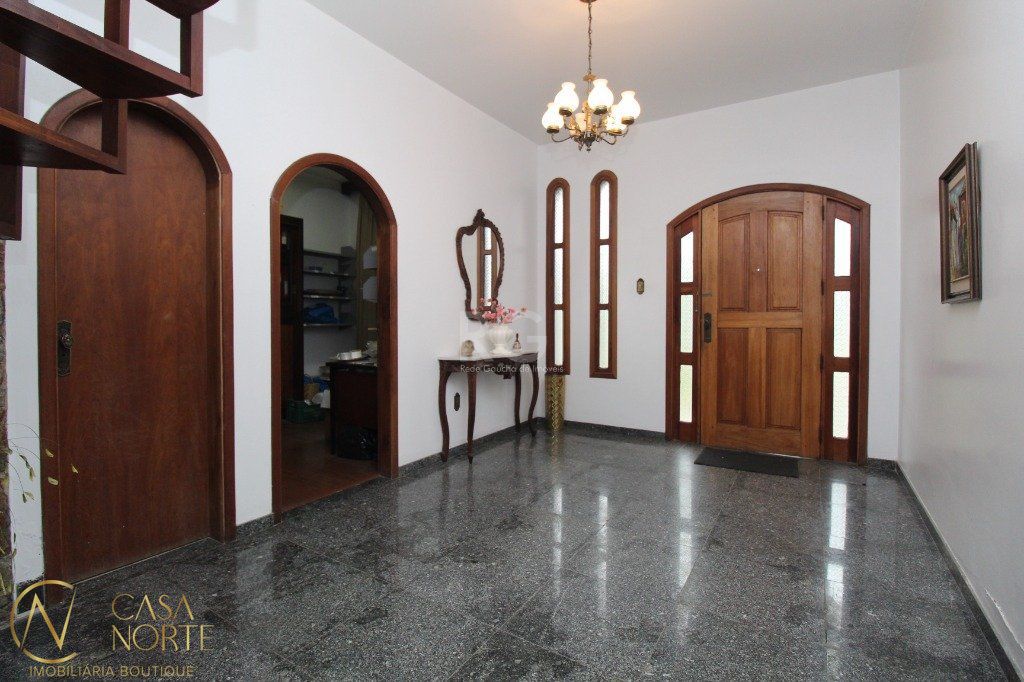 Casa à venda com 6 quartos, 406m², 6 suítes, 2 vagas, Praça Lima Duarte no bairro Chácara das Pedras em Porto Alegre