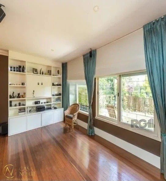 Casa à venda com 3 quartos, 220m², 1 suíte, 7 vagas, Rua Vicente Failace no bairro Tristeza em Porto Alegre