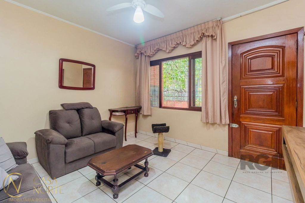 Casa à venda com 3 quartos, 106m², 4 vagas, Rua Cidade de Uberlândia no bairro Jardim Europa em Porto Alegre