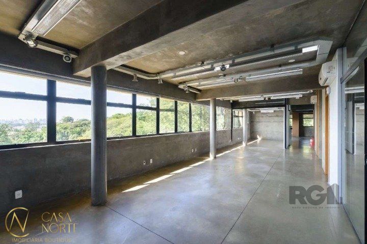 Prédio Comercial à venda , 630m², Avenida Taquary no bairro Cristal em Porto Alegre