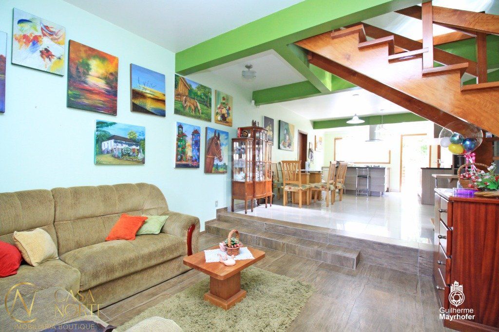 Casa à venda com 4 quartos, 240m², 3 suítes, 6 vagas, Rua Platao no bairro Jardim Sabará em Porto Alegre