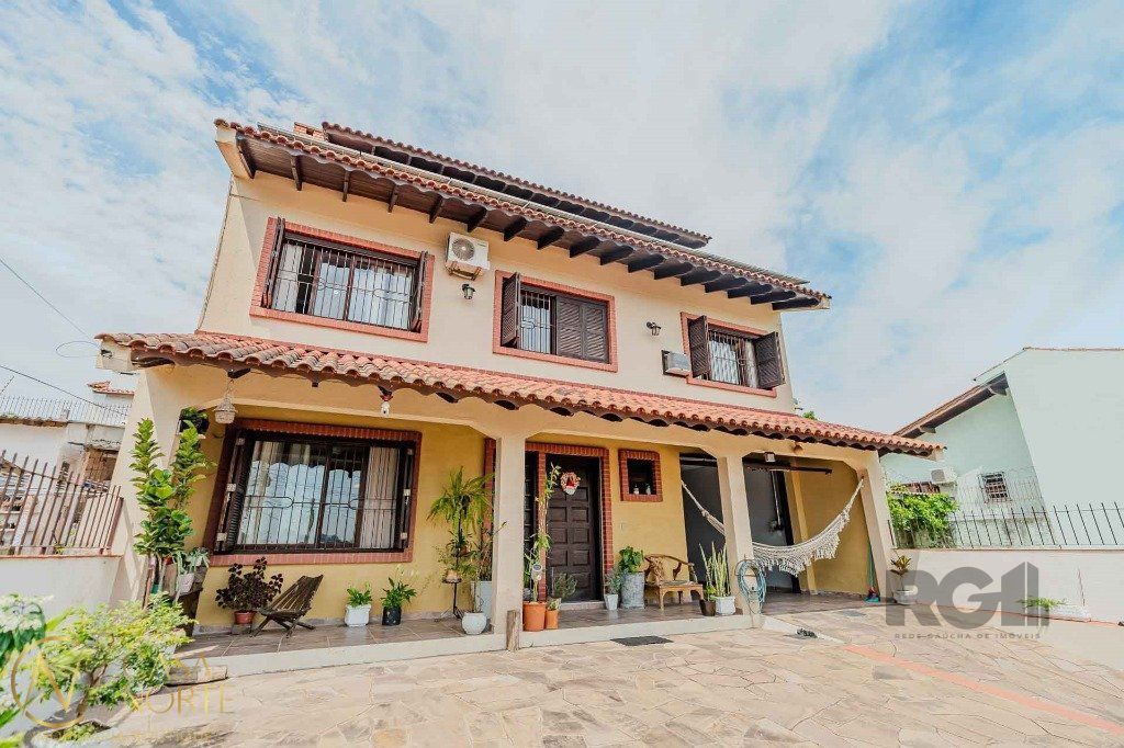 Casa à venda com 3 quartos, 234m², 1 suíte, 3 vagas, Rua Damasceno Vieira no bairro Partenon em Porto Alegre