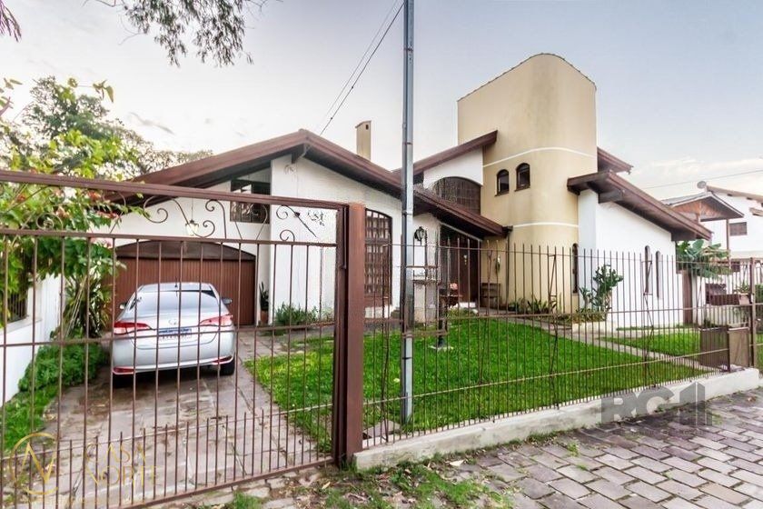 Casa à venda com 4 quartos, 303m², 1 suíte, 2 vagas, Rua São Francisco de Assis no bairro Santo Antônio em Porto Alegre