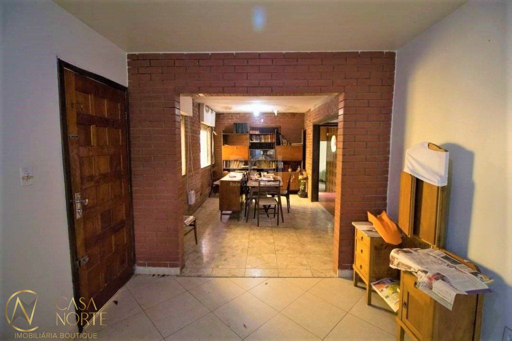Casa à venda com 3 quartos, 287m², 2 suítes, 4 vagas, Rua Marcio Dias no bairro Nonoai em Porto Alegre