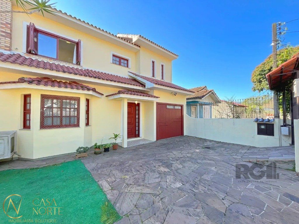 Casa à venda com 3 quartos, 119m², 2 vagas, Avenida José Corrêa da Silva no bairro Cavalhada em Porto Alegre
