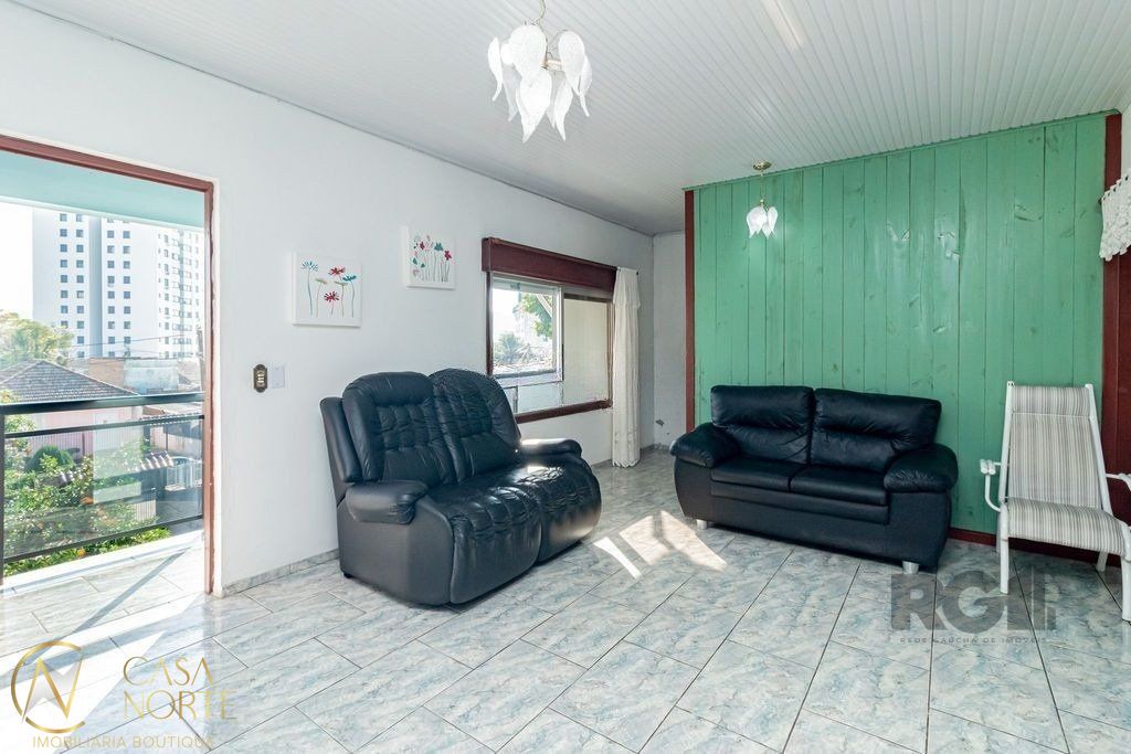 Casa à venda com 2 quartos, 229m², 1 suíte, 3 vagas, Rua General Solon no bairro Jardim Itu em Porto Alegre