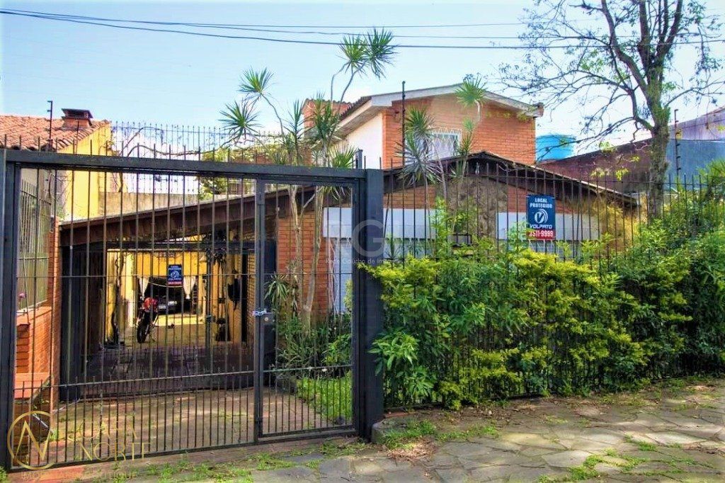 Casa à venda com 3 quartos, 287m², 2 suítes, 4 vagas, Rua Marcio Dias no bairro Nonoai em Porto Alegre