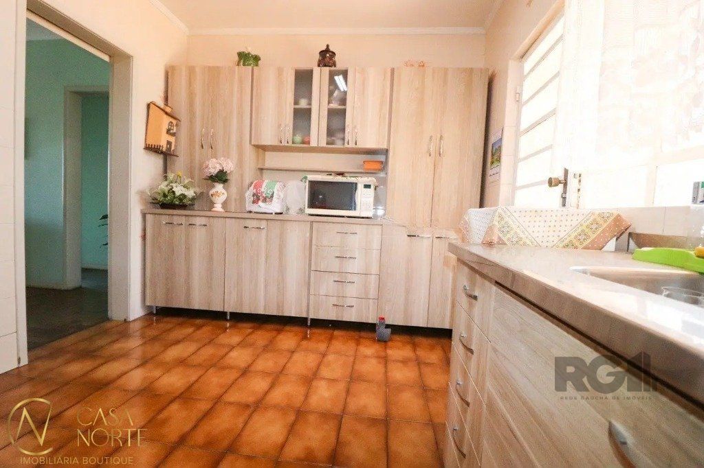 Casa à venda com 3 quartos, 233m², 1 suíte, 3 vagas, Rua Fernando Abbott no bairro Cristo Redentor em Porto Alegre