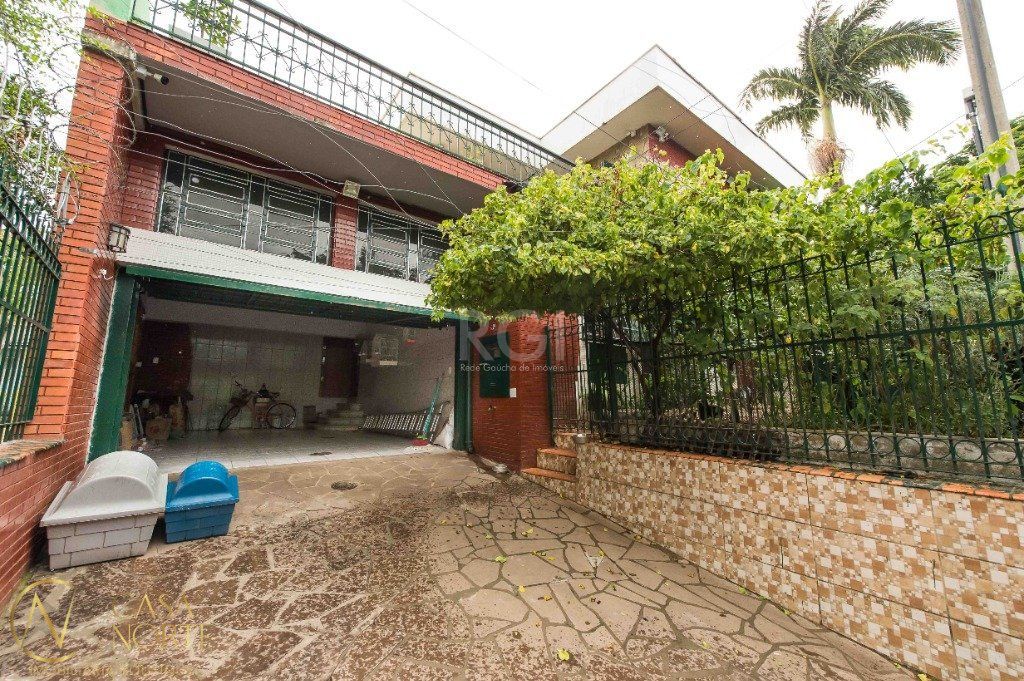 Casa à venda com 5 quartos, 317m², 1 suíte, 2 vagas, Travessa Fortaleza no bairro Nonoai em Porto Alegre