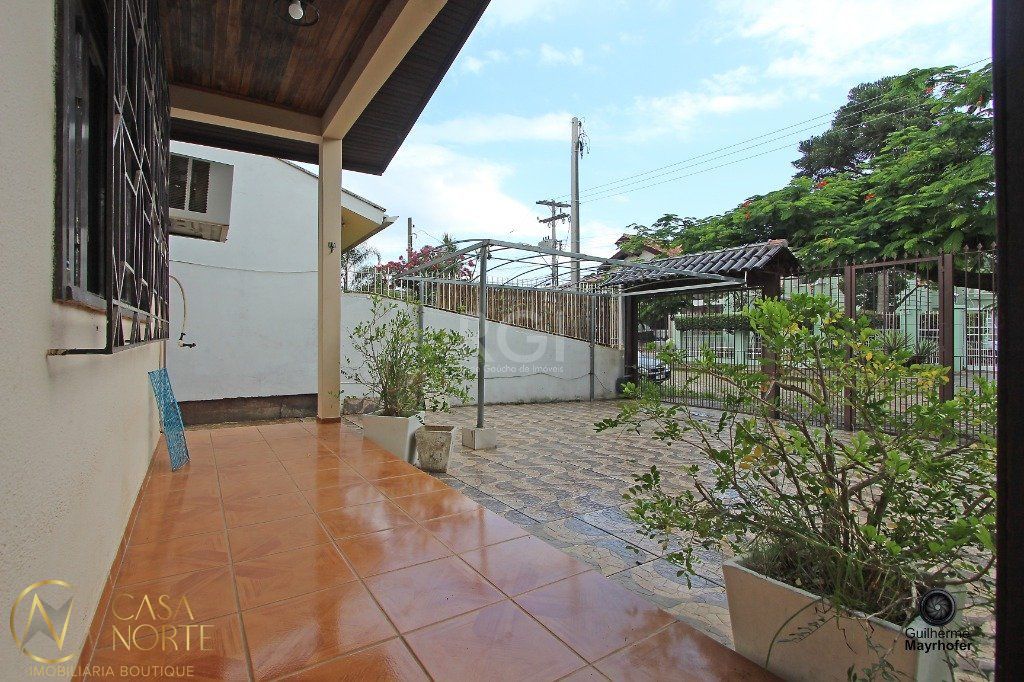 Casa à venda com 3 quartos, 177m², 1 suíte, 4 vagas, Rua Jacipuia no bairro Guarujá em Porto Alegre