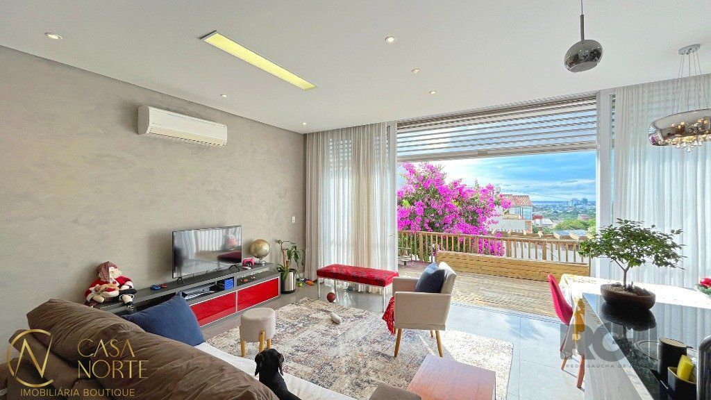 Casa à venda com 3 quartos, 197m², 1 suíte, 2 vagas, Rua Adriano Pereira da Silva no bairro Vila Nova em Porto Alegre