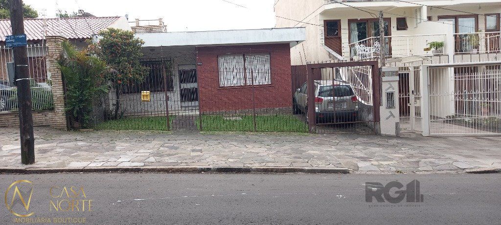 Casa à venda com 3 quartos, 330m², 6 vagas, Rua Doutor Ernesto Ludwig no bairro Chácara das Pedras em Porto Alegre