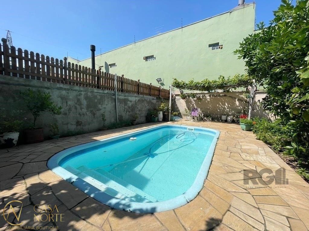 Casa à venda com 3 quartos, 151m², 1 suíte, 2 vagas, Rua Théo Benevenuto no bairro Sarandi em Porto Alegre