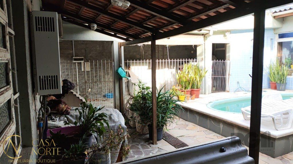 Casa à venda com 3 quartos, 300m², 1 suíte, 4 vagas, Rua Lola de Oliveira no bairro Parque Santa Fé em Porto Alegre