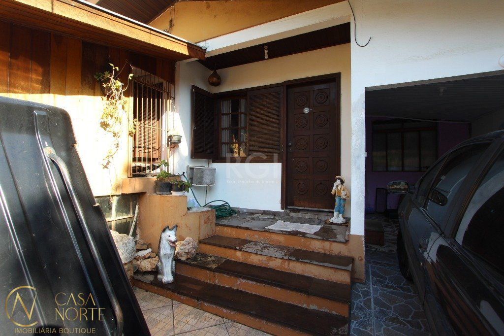 Casa à venda com 3 quartos, 247m², 3 vagas, Rua Dezenove de Abril no bairro Jardim Sabará em Porto Alegre