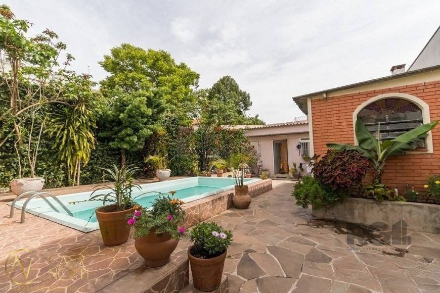 Casa à venda com 3 quartos, 300m², 1 suíte, 5 vagas, Avenida Capivari no bairro Cristal em Porto Alegre