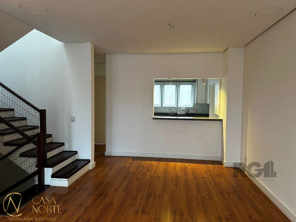 Casa de Condomínio à venda com 3 quartos, 245m², 1 suíte, 2 vagas, Avenida Coronel Marcos no bairro Pedra Redonda em Porto Alegre