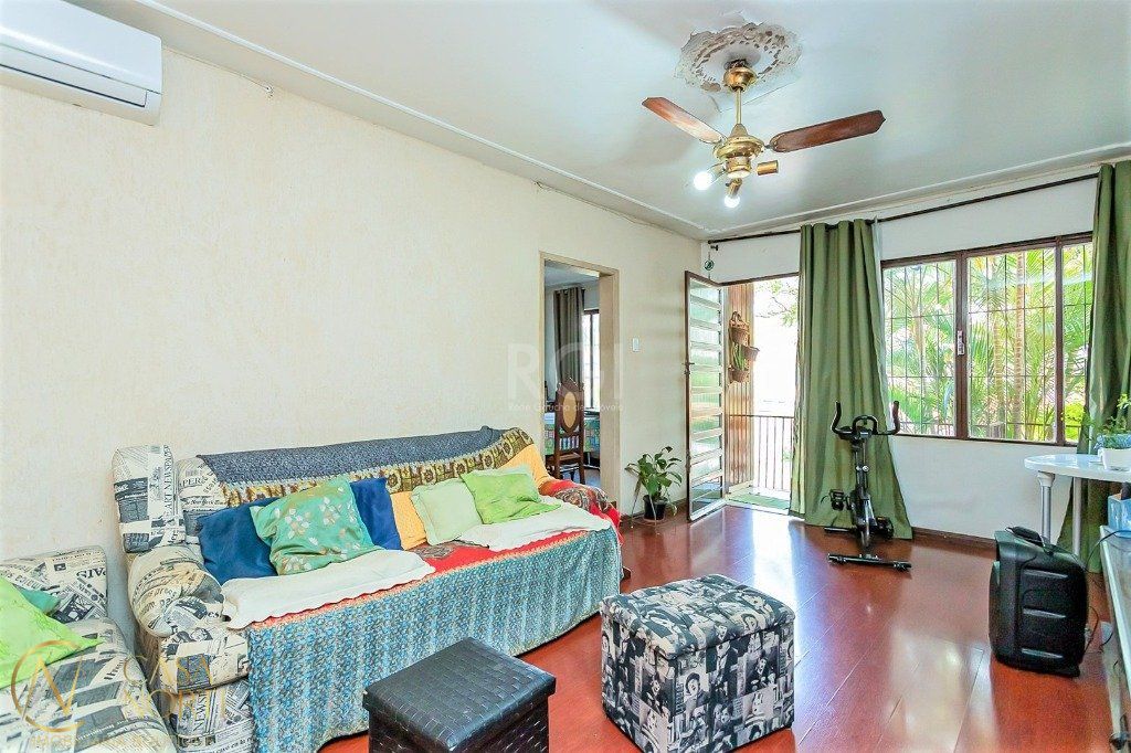 Casa à venda com 3 quartos, 165m², 2 vagas, Rua Tobias Barreto no bairro Partenon em Porto Alegre