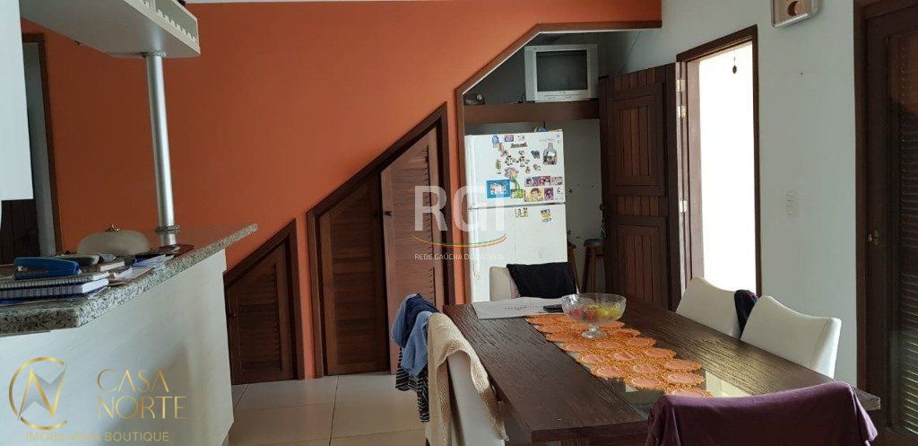 Casa à venda com 4 quartos, 300m², 2 suítes, 4 vagas, Rua Oscar Schneider no bairro Medianeira em Porto Alegre