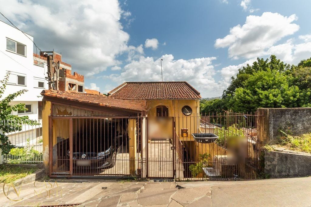 Casa à venda com 4 quartos, 212m², 1 suíte, 1 vaga, Rua Padre João Batista Reus no bairro Camaquã em Porto Alegre